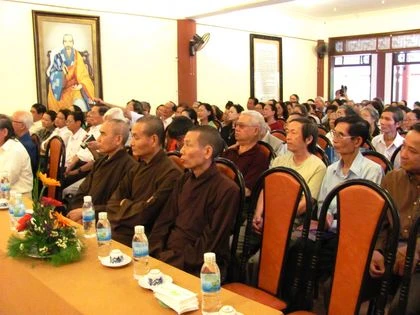 Khách mời và độc giả tham dự tại buổi giới thiệu